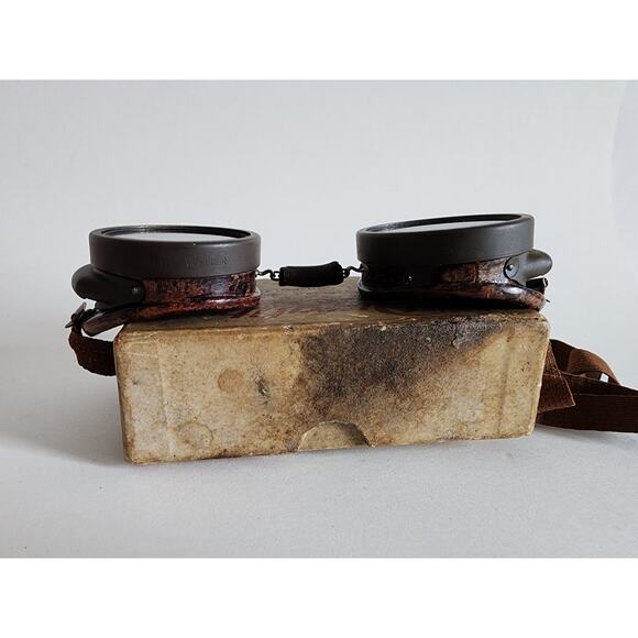 Vintage American Optical Duralite Safety Goggles- with original box and cloth - Picture 8 of 10